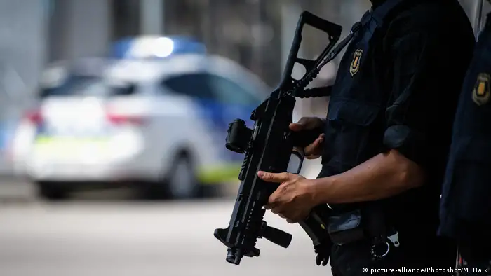 Barcelonal Polizei Sicherheit Terror Anschlag (picture-alliance/Photoshot/M. Balk)