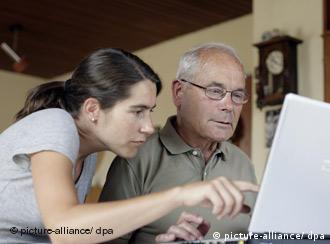 Мужчина и женщина перед компьютером