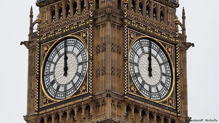 London S Big Ben Bell Falls Silent For Four Years News Dw 21 08 17