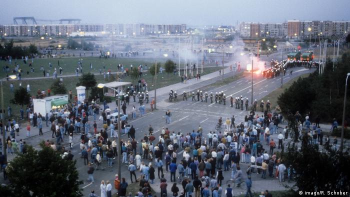 Rioters in Rostock-Lichtenhagen in 1992 (imago/R. Schober)