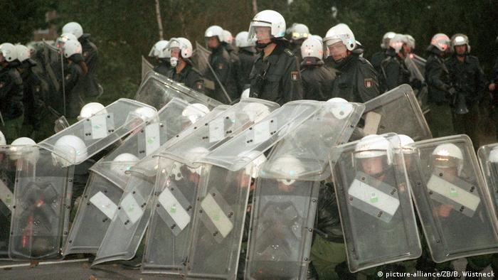 Riot police lined up in Rostock-Lichtenhagen in 1992 (picture-alliance/ZB/B. Wüstneck)