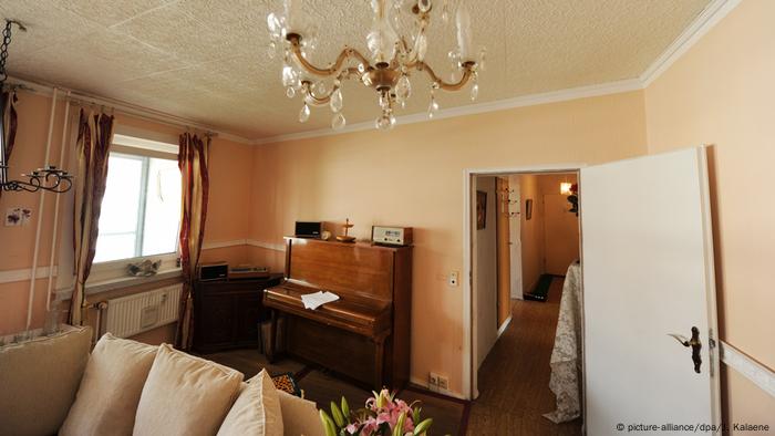 Piano in a hotel (picture-alliance/dpa/J. Kalaene)