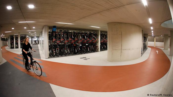Hubert Hudson Sandalen Op de kop van Utrecht opens ′world′s biggest′ bicycle parking lot | News | DW | 21.08.2017