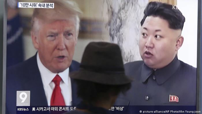 Südkorea TV Bildschirm mit Donald Trump und Kim Jong Un