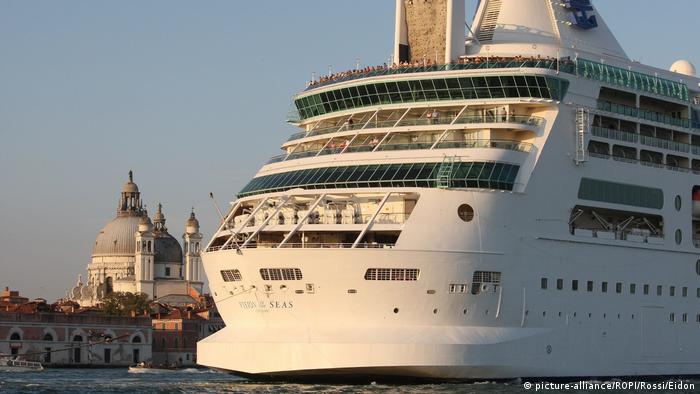 Italien Kreuzfahrtschiff in Venedig (picture-alliance/ROPI/Rossi/Eidon)