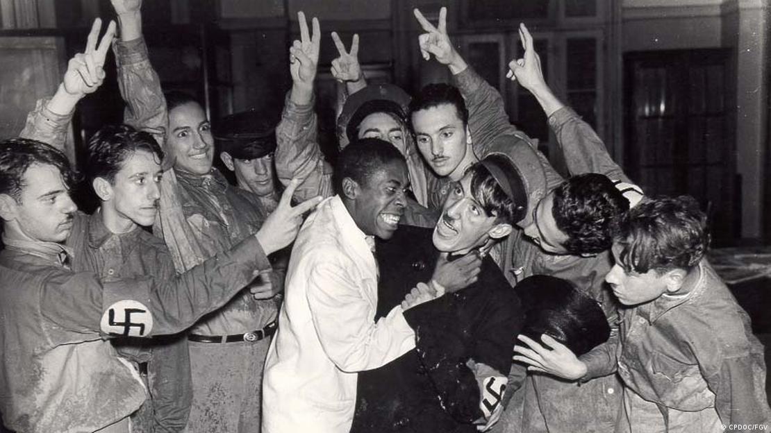 Protesto antinazista no Brasil em 42: Getúlio tentou alimentar o temor de possíveis ataques em solo brasileiro