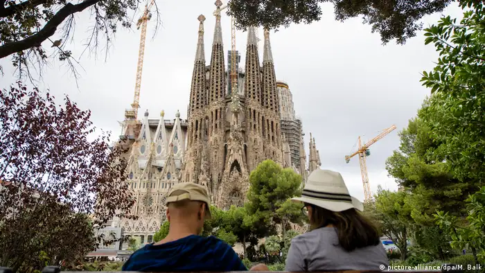 Los equipos antiexplosivos (TEDAX) de la policía de Cataluña inspeccionan furgoneta sospechosa estacionada en la Sagrada Familia de Barcelona, que se mantiene acordonada en el marco de un operativo antiterrorista. 12.09.2017