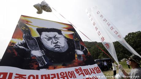 A propaganda balloon showing a cartoon of Kim Jong Un (picture-alliance/AP/A. Young-joon)