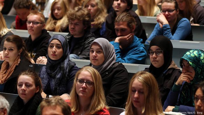 Un 36 por ciento de los musulmanes nacidos en Alemania culmina su formación escolar a los 17 años. En Austria, es un 39 por ciento. Por su parte, Francia posee un sistema de educación más equitativo y allí se registran niveles más altos de educación. Sólo uno de cada diez musulmanes abandona la educación antes de los 17 años. 