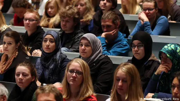 Un 36 por ciento de los musulmanes nacidos en Alemania culmina su formación escolar a los 17 años. En Austria, es un 39 por ciento. Por su parte, Francia posee un sistema de educación más equitativo y allí se registran niveles más altos de educación. Sólo uno de cada diez musulmanes abandona la educación antes de los 17 años. 