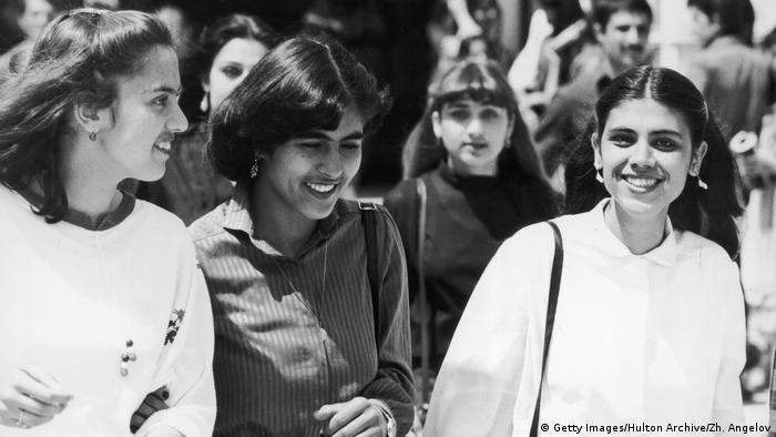 Моногамия, женитба след 21, следване, работа: през 20 век жените