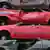 Gestapelte rote Autos auf einem Schrottplatz in Hamburg (Foto: AP)