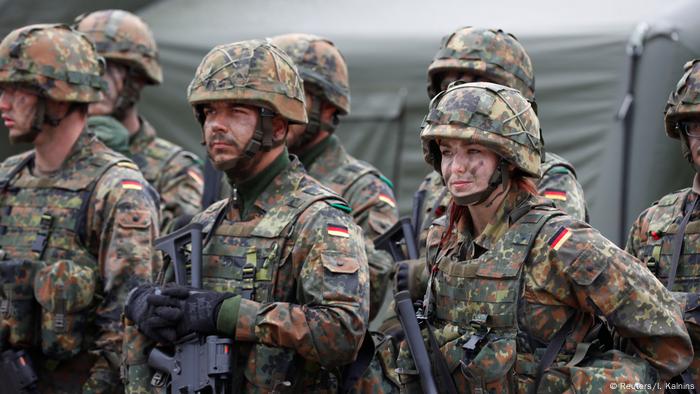 Litauen Bundeswehr Soldaten stationiert in Rukla beim Besucht von Steinmeier