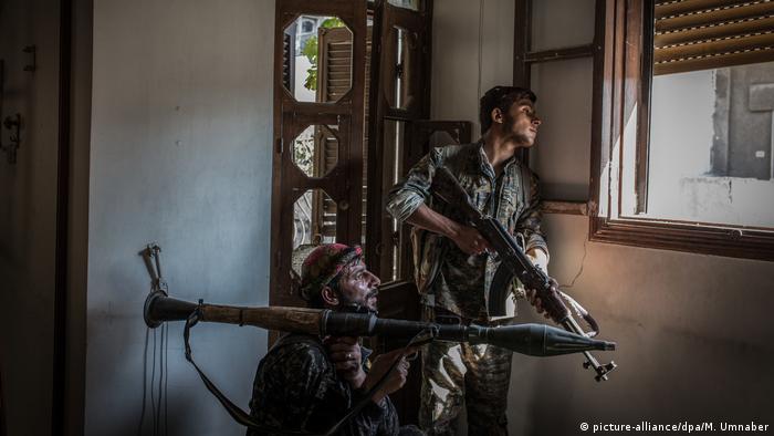 2. Bildergalerie Syrien Kriegsreportage aus der Todesfalle Rakka (picture-alliance/dpa/M. Umnaber)