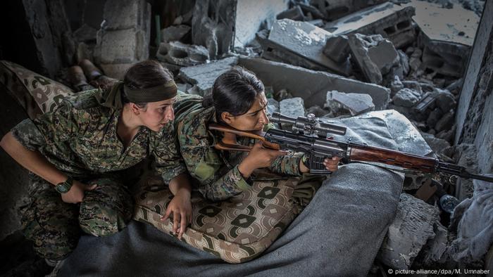 3. Bildergalerie Syrien Kriegsreportage aus der Todesfalle Rakka (picture-alliance/dpa/M. Umnaber)