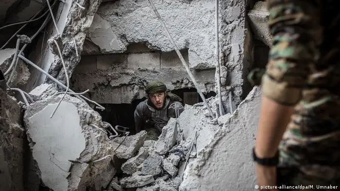 6. Bildergalerie Syrien Kriegsreportage aus der Todesfalle Rakka (picture-alliance/dpa/M. Umnaber)