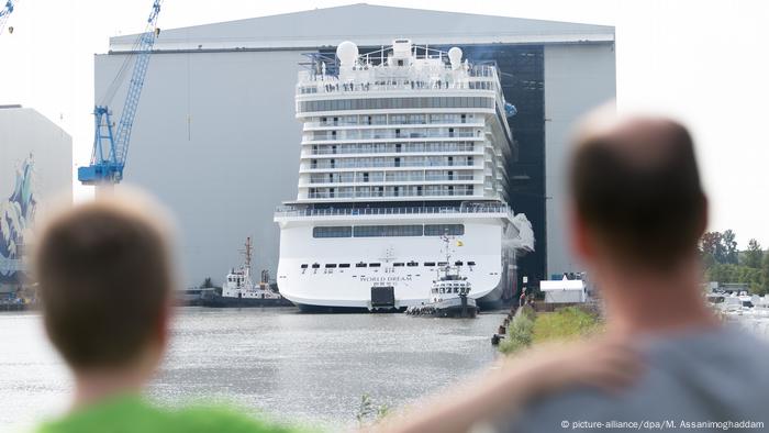 Kreuzfahrtschiff 'World Dream verlässt Baudock der Meyer Werft in Papenburg