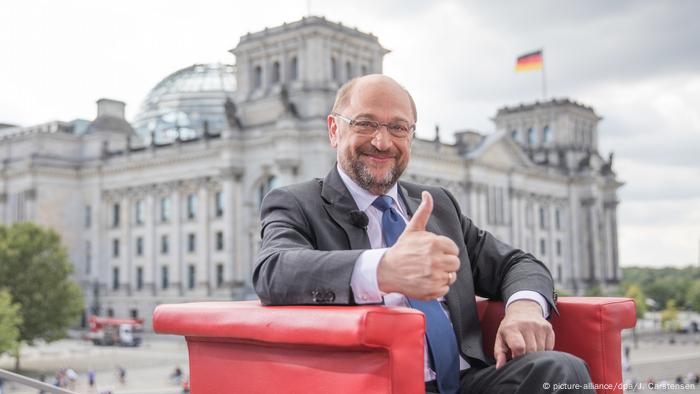 Deutscher Politiker Martin Schultz vor dem Reichstagsgebäude