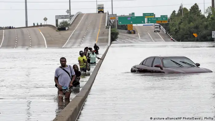 Miles de personas participaban hoy en las tareas de rescate en Texas ante las inundaciones sin precedentes provocadas por el huracán Harvey, degradado a tormenta tropical, a su paso por el sureste de Estados Unidos. Este evento no tiene precedentes y sus impactos son desconocidos y van más allá de toda experiencia previa, indicó el Servicio Meteorológico Nacional en Twitter. (28.08.2017)