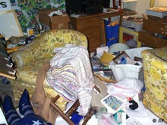 Wäsche, Kleidung, Zeitungen und Müll in einem chaotischen Wohnzimmer (Foto: Messiest College Apartment Contest)