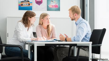 Mitarbeiter-Shooting: Gesprächssituation / Diskussion