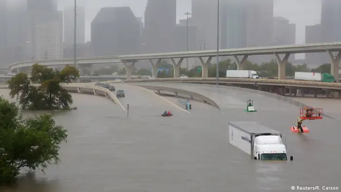 Затопленная автомобильная трасса в Хьюстоне