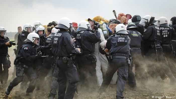 Deutschland | Proteste gegen den Abbau von Braunkohle (imago/T. Wagner)