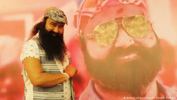 El polémico gurú indio Gurmeet Ram Rahim Singh fue condenado hoy a diez años de cárcel por haber agredido sexualmente a dos discípulas en 2002, informó la cadena NDTV. El juez leyó la sentencia en una prisión de alta seguridad en la ciudad de Rohtak, en el estado de Haryana, donde Singh está preso, y a la que se desplazó en helicóptero para evitar disturbios. (28.08.2017)