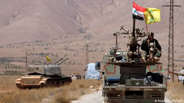 Syrien Qalamoun - Hezbollah und syrischeund syrische Flaggen auf Militärfahrzeug (Reuters/O. Sanadiki)