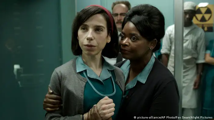 film still The Shape of Water two women side by side (picture-alliance/AP Photo/Fox Searchlight Pictures)