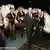 Der Gatte von Königin Elizabeth II. Prinz Philip, unterhält sich am 4.3.1999 nach einer Kostümprobe für das Jazz-Musical "Chicago" im Londoner Adelphi Theater mit den Darstellerinnen. Der weibliche Chor in schwarzen Netzstrümpfen, hochhackigen Pumps, hautengen Bodys und Bustiers klärte den Prinzgemahl darüber auf, wie hart die Arbeit für die leichte Muse ist. Und Prinz Philip erfuhr noch etwas: die Mikrofone tragen die Darstellerinnen bei ihrem Auftritt im Haar versteckt. Das britische Königspaar besuchte eine Reihe von Londoner Theatern.