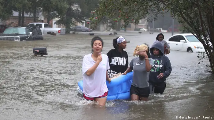 La tormenta tropical Harvey se fortaleció hoy ligeramente en aguas del Golfo de México y sus vientos aumentaron a 75 kilómetros por hora frente a la costa de Texas (EE.UU.). La preocupación reside en las inundaciones catastróficas que amenazan la vida en el sureste Texas, señaló el CNH. (29.08.2017)