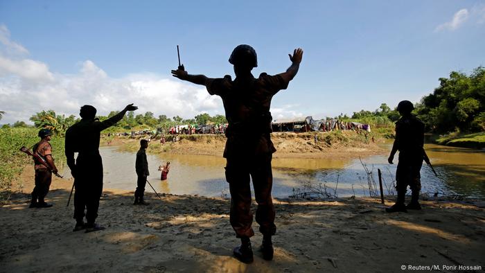 Miembros de la Guardia de Fronteras de Bangladesh (BGB) ordenan a los rohingya que no atraviesen el canal entre Bangladesh y Myanmar.