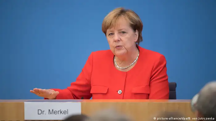 Dublín III debe reformarse. Hemos logrado mucho en estos años pero tenemos que luchar contra las causas de la migración en origen para dar un futuro a la gente en sus países, declaró la mandataria durante la tradicional rueda de prensa estival que concede anualmente en Berlín. (29.08.2017)