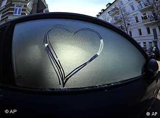 Liebesgrüße aus Eis: Ein Herz wurde auf die zugefrorene Seitenscheibe eines Autos gezeichnet (Foto: AP)