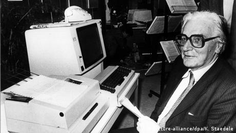 Германският инженер Конрад Цузе създава първия в света програмируем компютър