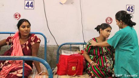 Indien Steigende Nachfrage nach gefälschten Schwangerschaftsbäuchen (DW/P. Samanta)
