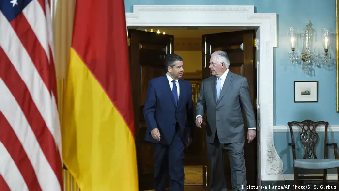USA Besuch Bundesaußenminister Gabriel in Washington DC bei Rex Tillerson (picture-alliance/AP Photo/S. S. Gurbuz)