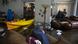 Larry Koser (li.) fährt mit einem Boot durch seine Wohnung im Westen Houstons, um zumindest wichtige Papiere zu retten (FOTO: Getty Images/E. Schlegel) Larry Koser (li.) fährt mit einem Boot durch seine Wohnung im Westen Houstons, um zumindest wichtige Papiere zu retten (FOTO: Getty Images/E. Schlegel)