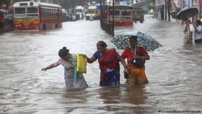 Mumbai Monsun Überflutete Straßen (picture-alliance/AA/I.Shaikh)