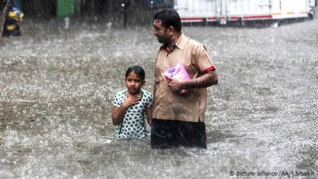Mumbai Monsun Überflutete Straßen (picture-alliance/AA/I.Shaikh)