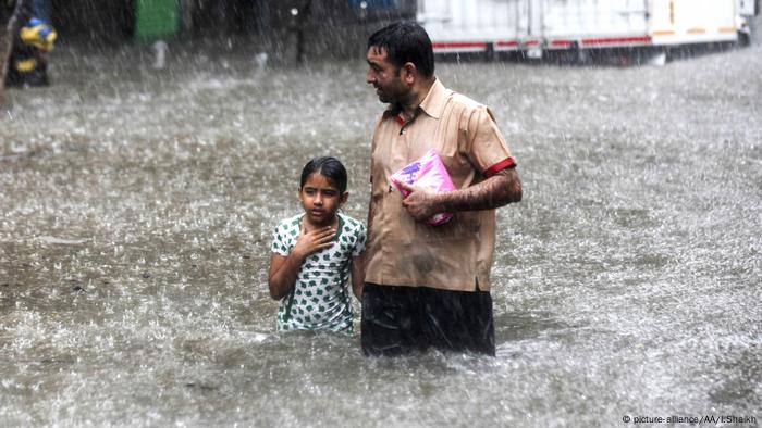 Mumbai Monsun Überflutete Straßen (picture-alliance/AA/I.Shaikh)