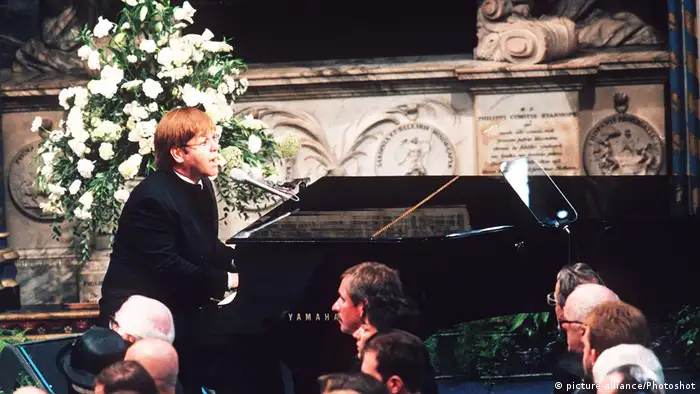 Elton John auf der Beerdigung von Prinzessin Diana