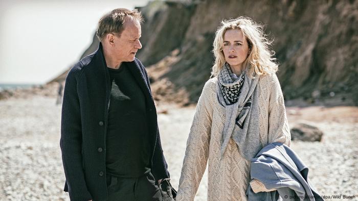 Ein Mann und eine Frau spazieren am Strand (picture-alliance/dpa/Wild Bunch)