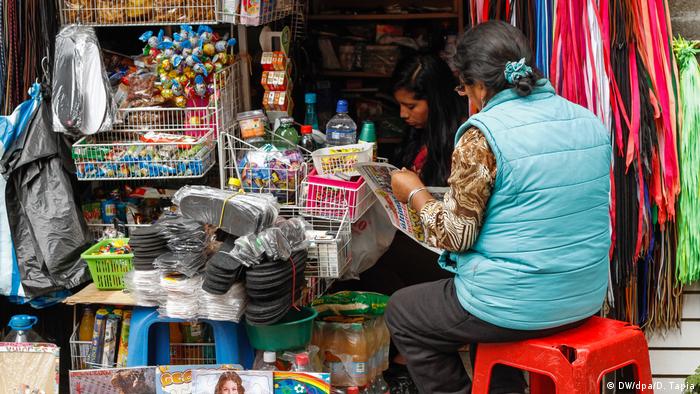 La vendedora de un kiosco en Quito.