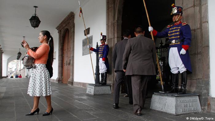 Granaderos custodian la entrada del Palacio de Carondelet.