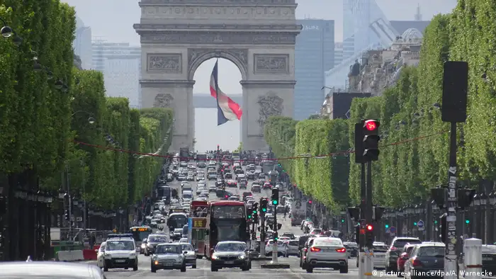 Paris, Frankreich - Champs-Elysees (picture-alliance/dpa/A. Warnecke)