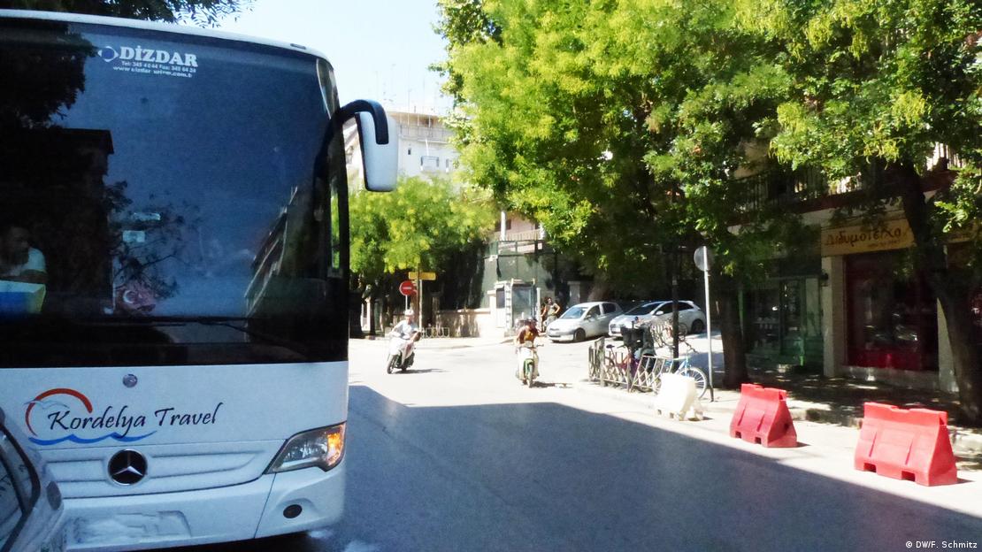Yunanistan ile Türkiye arasında seferler düzenleyen Kordelya Travel şirketine ait bir otobüs