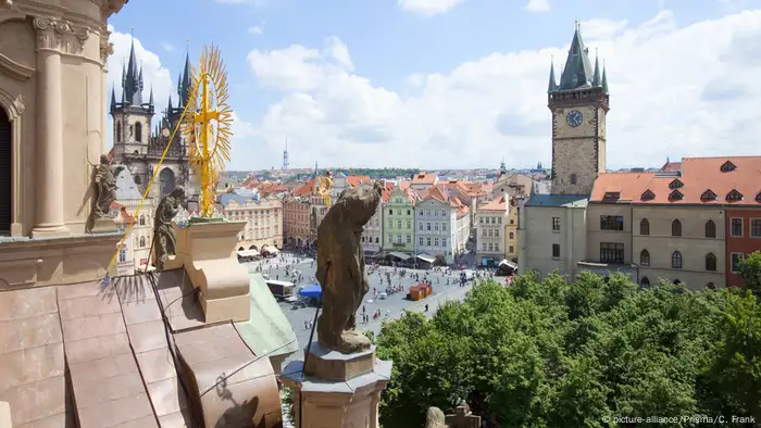 Tschechische Republik Prag Rathaus und Tyn Kirche am Altstädter Ring