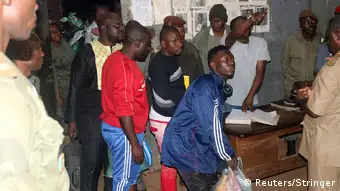 Des détenus à leur arrivée à la prison centrale de Yaoundé (Kondengui)